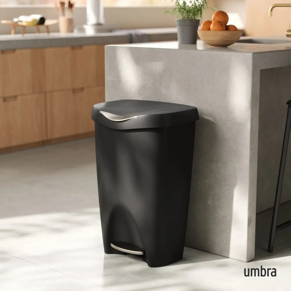 Czarny plastikowy kosz na śmieci z pedałem 50 l Brim – Umbra