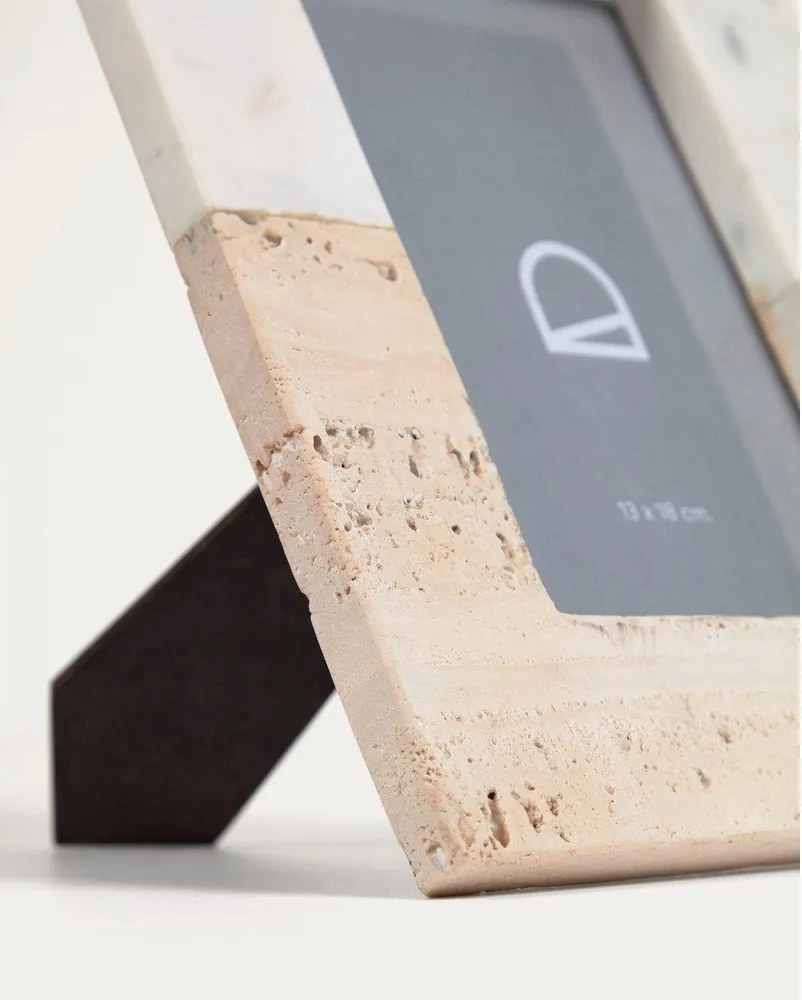 Biała kamienna ramka stojąca 18x23 cm Uria – Kave Home
