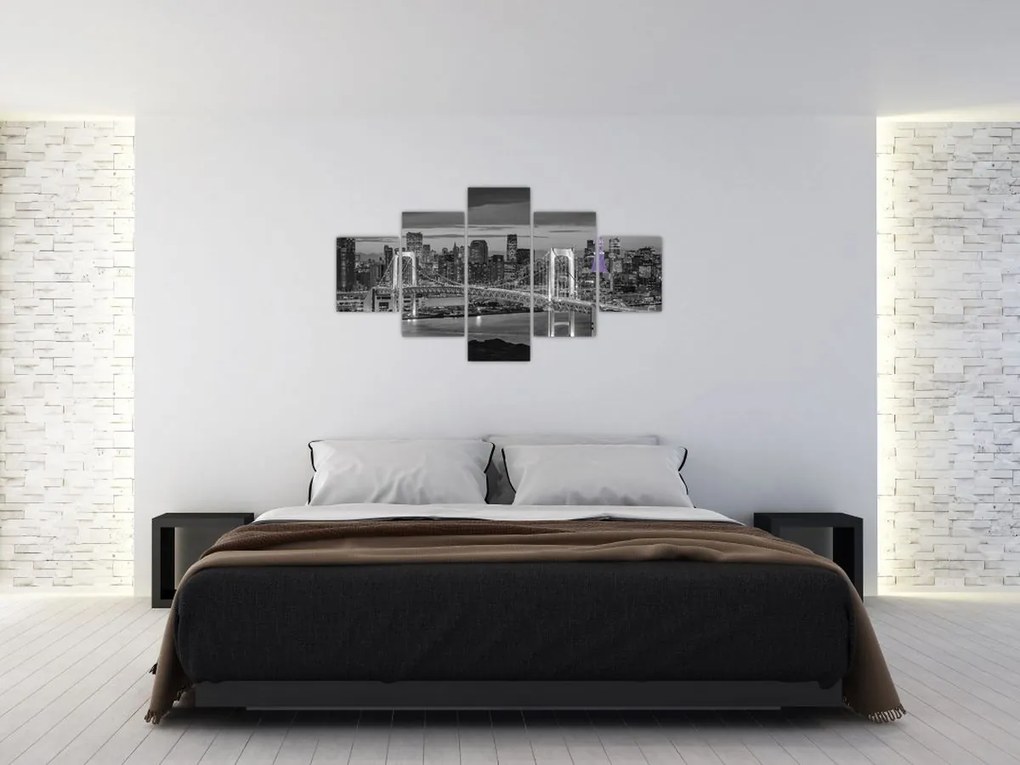 Obraz - Duże miasto z fioletową wieżą (125x70 cm)