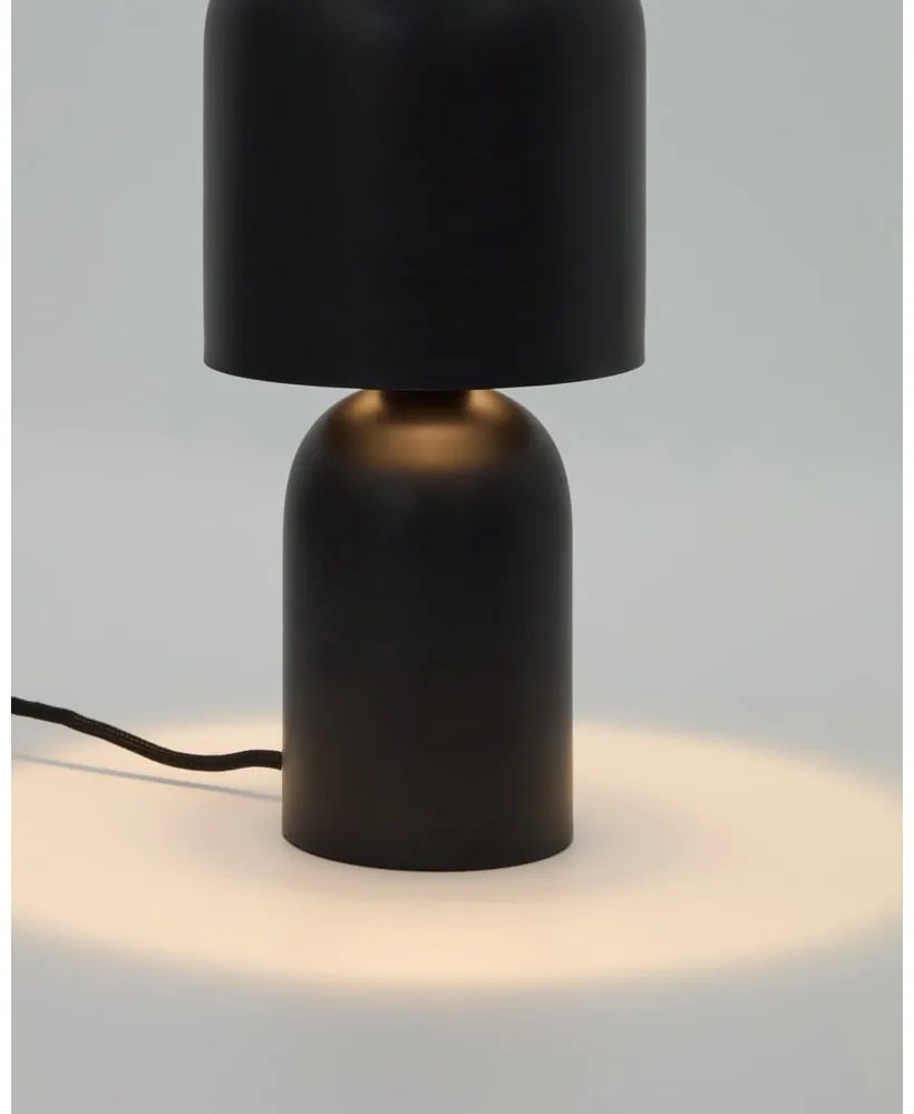 Czarna lampa stołowa z metalowym kloszem (wysokość 28 cm) Monze – Kave Home