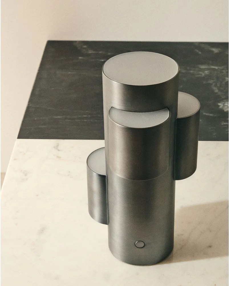 Czarna metalowa lampa stołowa LED ze ściemniaczem (wysokość 26,5 cm) Adrina – Kave Home