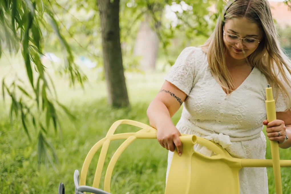 Zestaw 4 czerwonych plastikowych krzeseł KATO