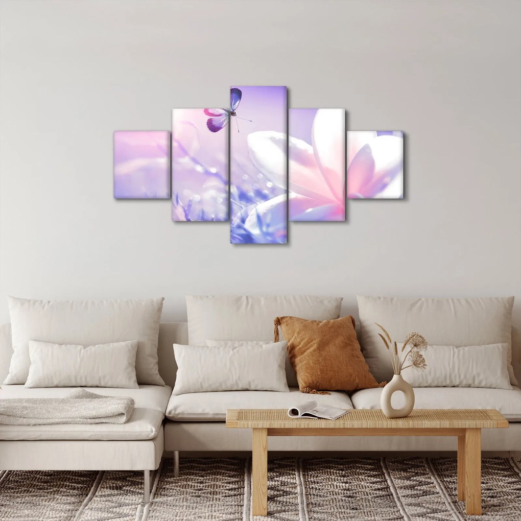 Obraz - Motyl lecący do kwiatu (125x70 cm)