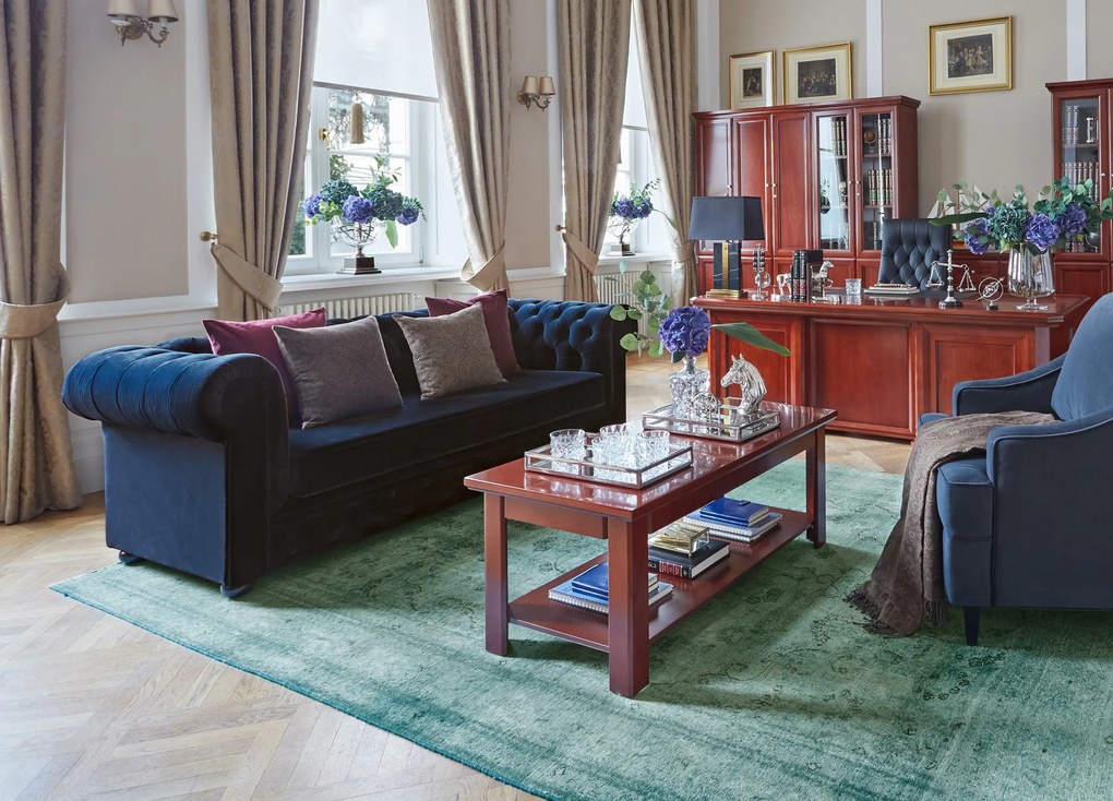 Elegancka rozkładana sofa Chesterfield z funkcją spania, dostępna w kolorze czarnym, granatowym i butelkowozielonym. Komfortowy materac, hydrofobowa aksamitna tkanina i ponadczasowy pikowany design – idealny wybór do biura lub domu.