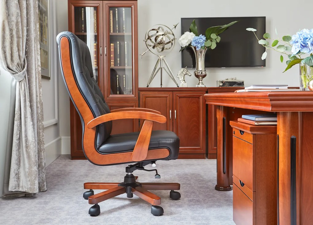 Elegancki fotel gabinetowe Consul tapicerowany skórą naturalną w kolorze brązowym, czarnym lub kremowym. Fotel ma drewnianą ramę i podłokietniki, mechanizm tilt, jest wygodne i solidnie wykonane.