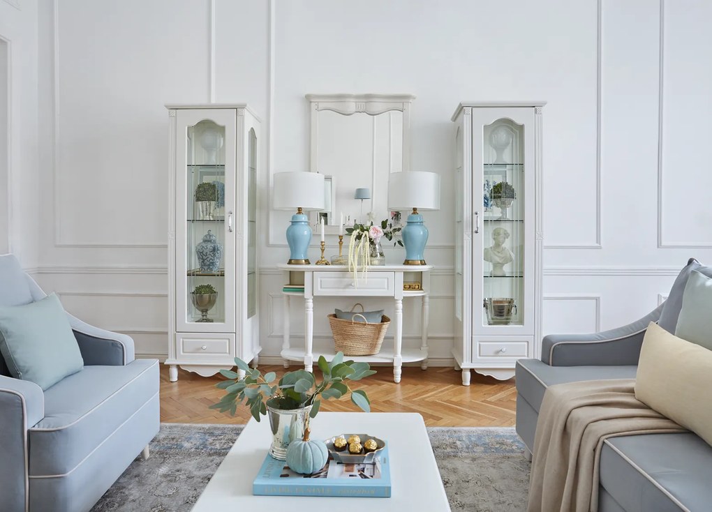 Stylowa witryna do salonu Elisabeth, wymiary 60x48x200 cm. 1-drzwiowa witryna szklana prawostronna, szuflada i szklane półki. Meble Victoria.