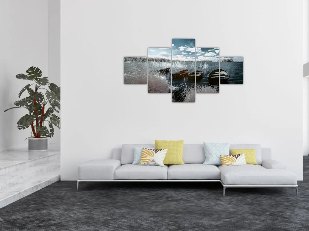 Obraz - Drewniane łodzie na jeziorze (125x70 cm)