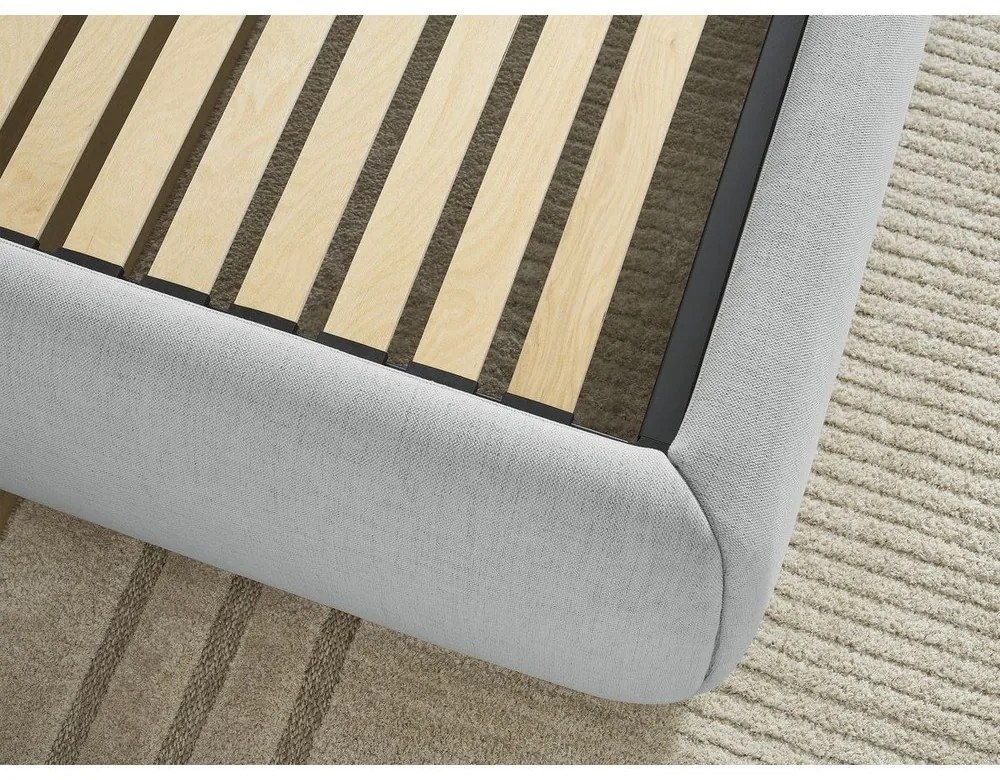 Jasnoszare tapicerowane łóżko dwuosobowe bez zagłówka ze schowkiem i stelażem 160x200 cm Inera – Bobochic Paris