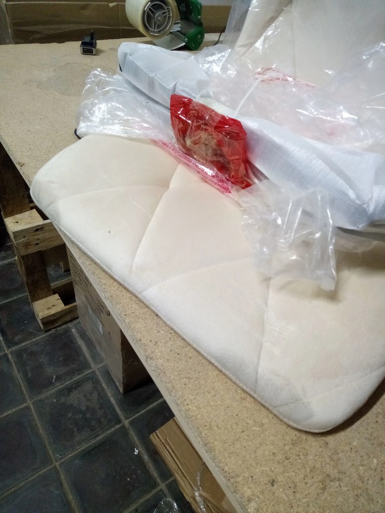 PROMOCJA Jasnobeżowe aksamitne krzesło do jadalni LIBRA z czarnymi nogami II jakość