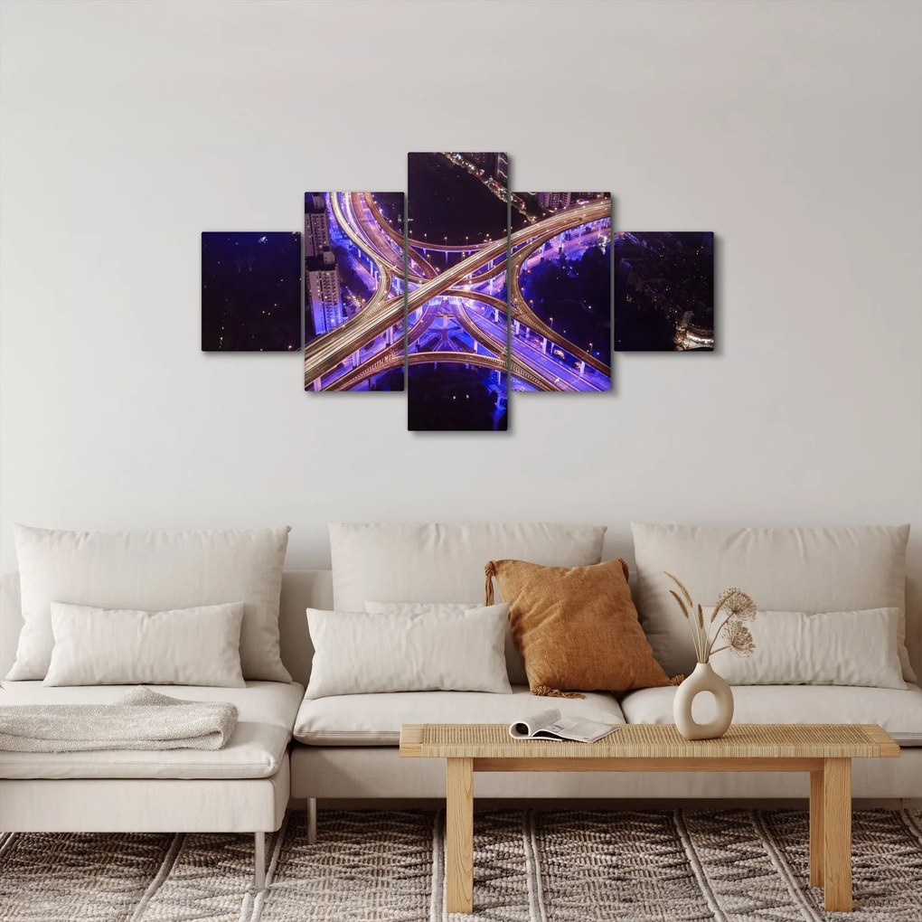 Obraz dużego skrzyżowania w nocy (125x70 cm)