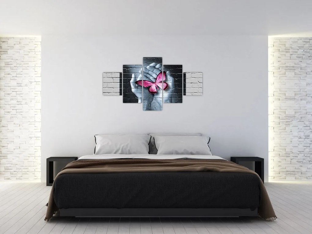Obraz - Różowy motyl w ścianie (125x70 cm)