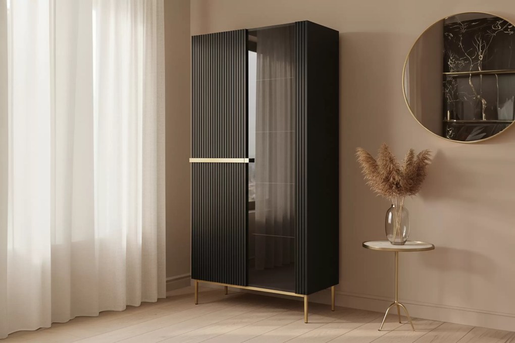 Witryna Nicole 100 cm z ryflowanym frontem - czarny mat / złote nóżki
