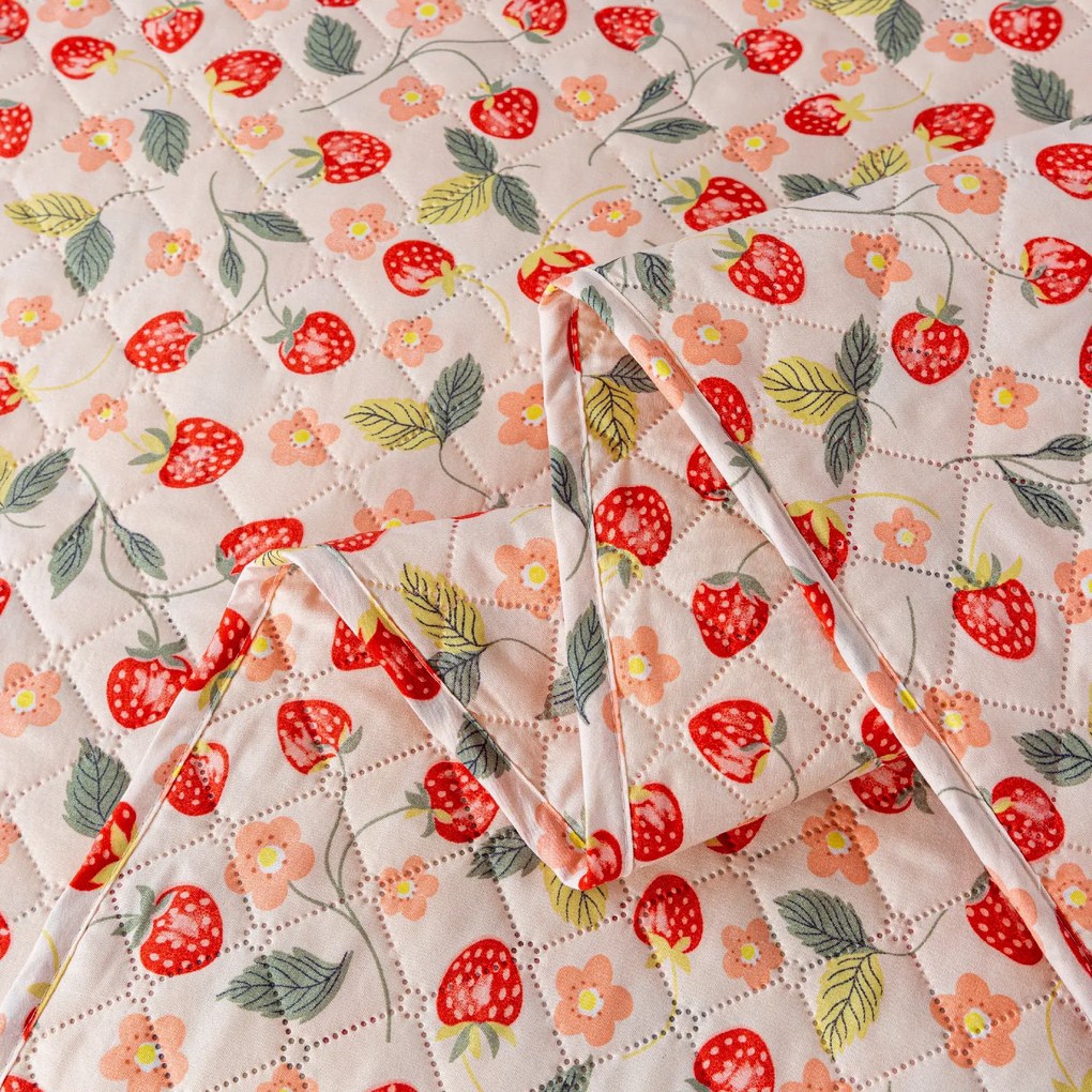 Narzuta na łóżko ze wzorem STRAWBERRY różowy Rozmiar: 220 x 240 cm