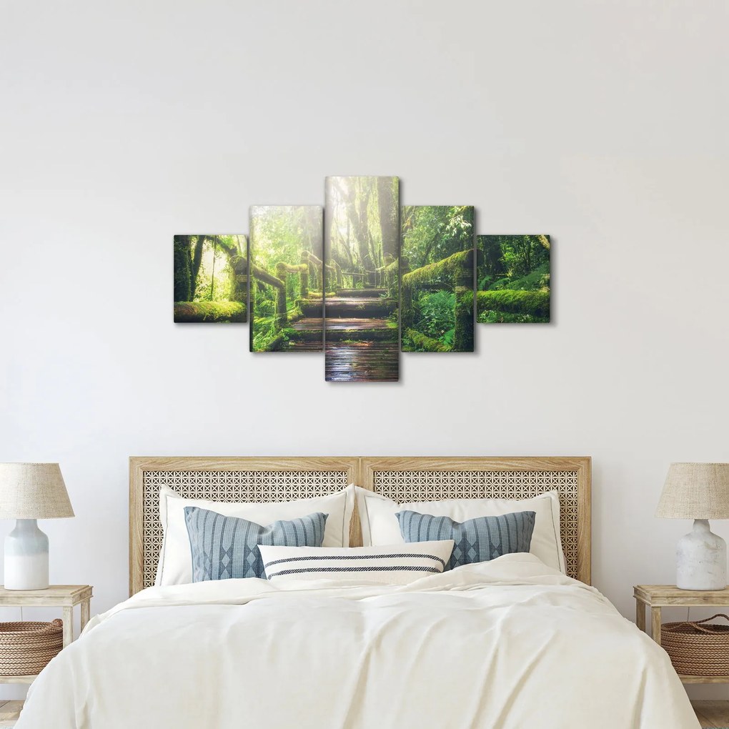 Obraz - drewniane schody w lesie (125x70 cm)