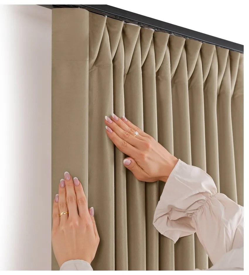 Beżowa aksamitna zasłona częściowo zaciemniająca (dimout) 200x270 cm Velto – Filumi