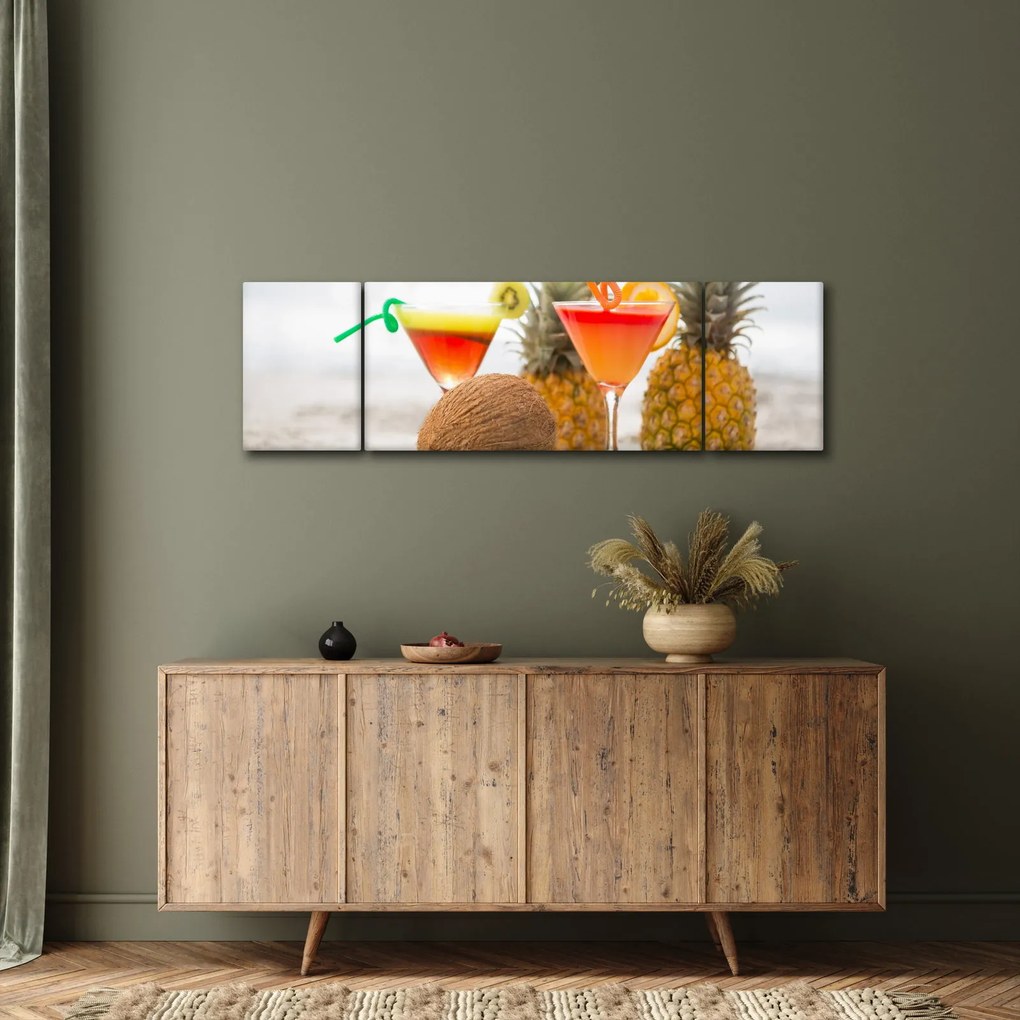 Obraz ananasów i szklanek na plaży (170x50 cm)