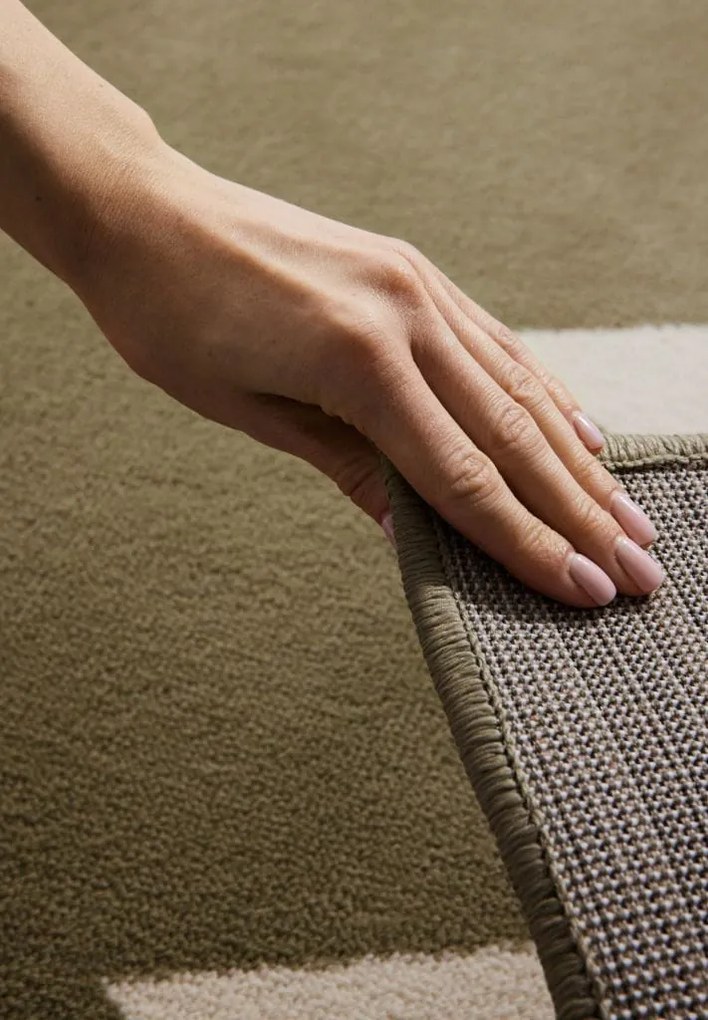 Dywan dziecięcy Adventures – Kremowe Listki na zielonym tle 160 cm x 235 cm Atest Oeko-Tex