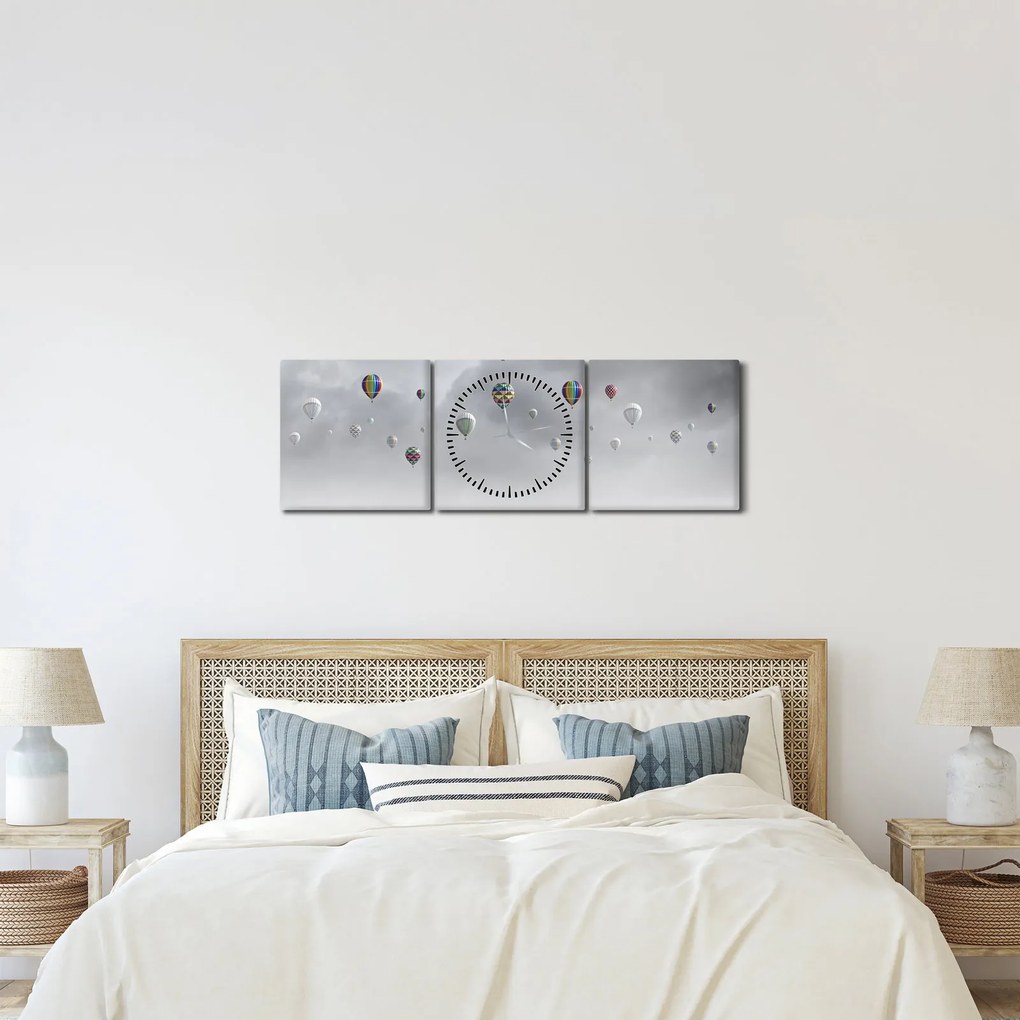 Obraz - Balony nad ceglaną ścianą (z zegarem) (90x30 cm)