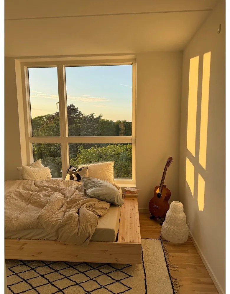 Łóżko jednoosobowe z litego drewna sosnowego bez zagłówka ze stelażem 90x200 cm w naturalnym kolorze Merge – Karup