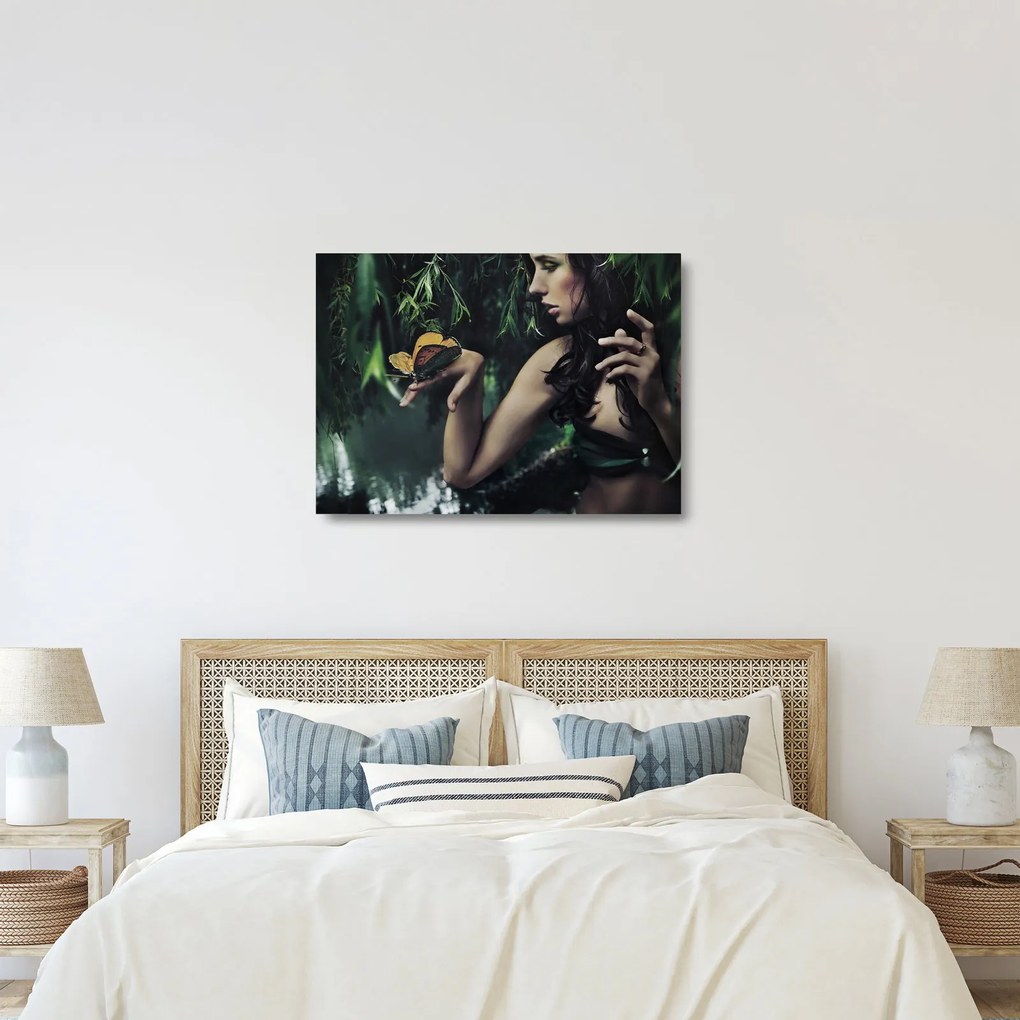 Obraz na szkle pełnej wdzięku kobiety z motylem (70x50 cm)