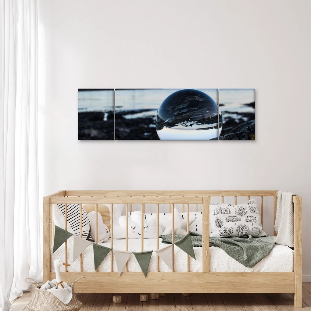Obraz szklanej kuli na skale (170x50 cm)