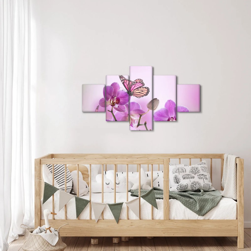 Obraz - Motyl na kwiatach orchidei, liliowy (125x70 cm)