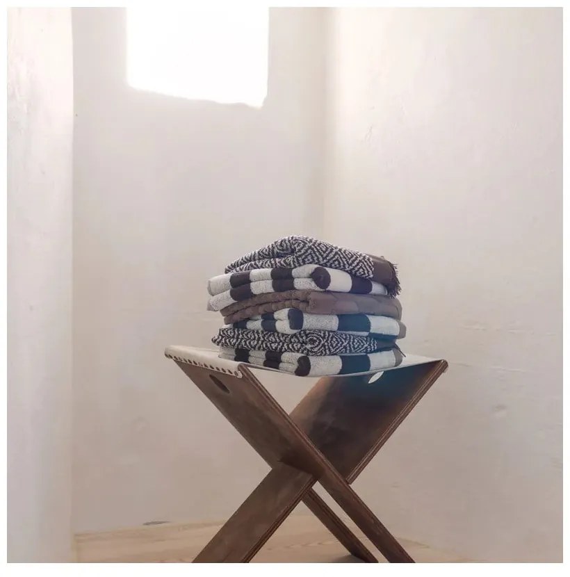 Brązowy ręcznik frotte z bawełny organicznej 50x90 cm Retro – Mette Ditmer Denmark