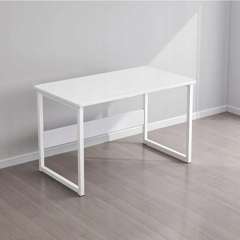 Białe biurko komputerowe w stylu skandynawskim do laptopa