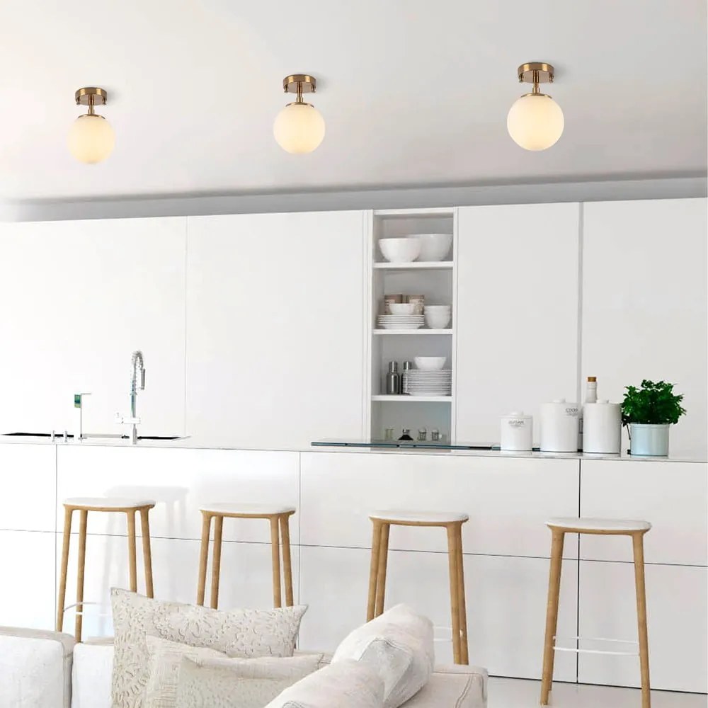 Biała/w kolorze mosiądzu lampa sufitowa ze szklanym kloszem ø 15 cm Atmaca – Opviq lights