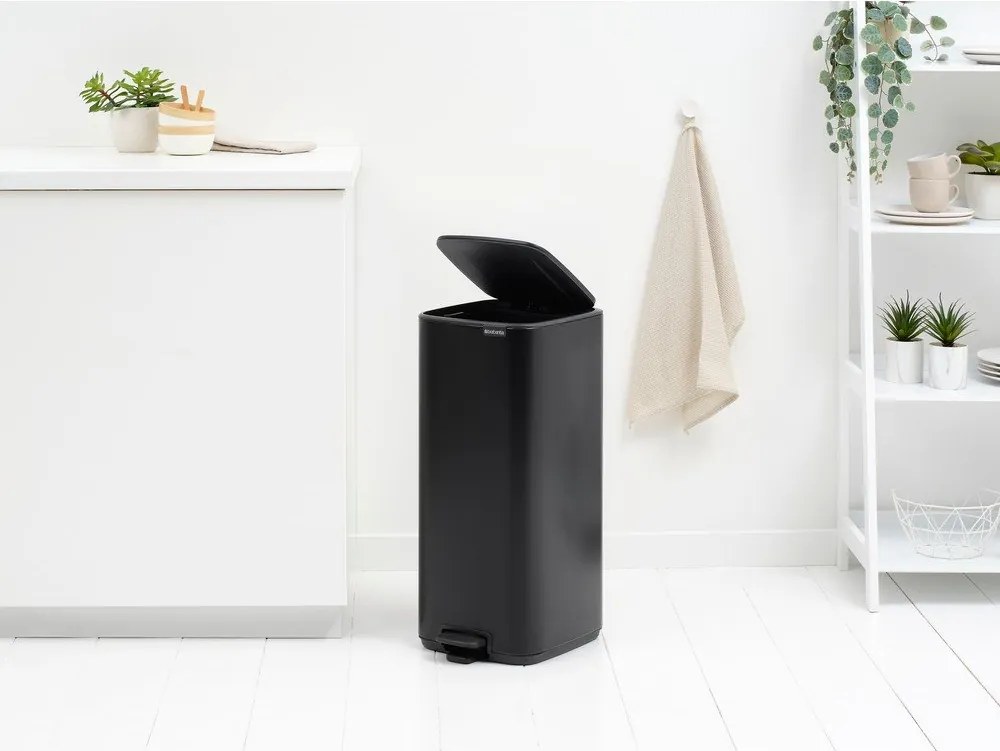 Stalowy kosz na śmieci z pedałem w kolorze matowej czerni 30 l Bo – Brabantia