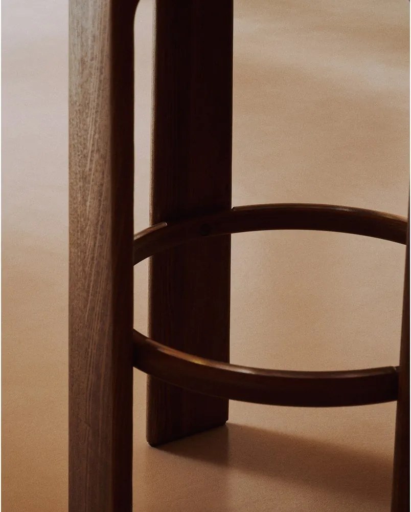 Hoker w kolorze brązowo-ciemnonaturalnym z litego drewna jesionowego (wysokość siedziska 75 cm) Granite – Kave Home