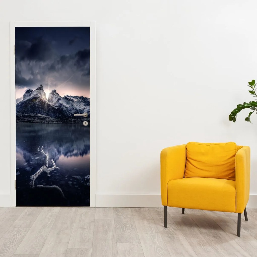 Fototapeta na drzwi - Jezioro z górą (95x205cm)
