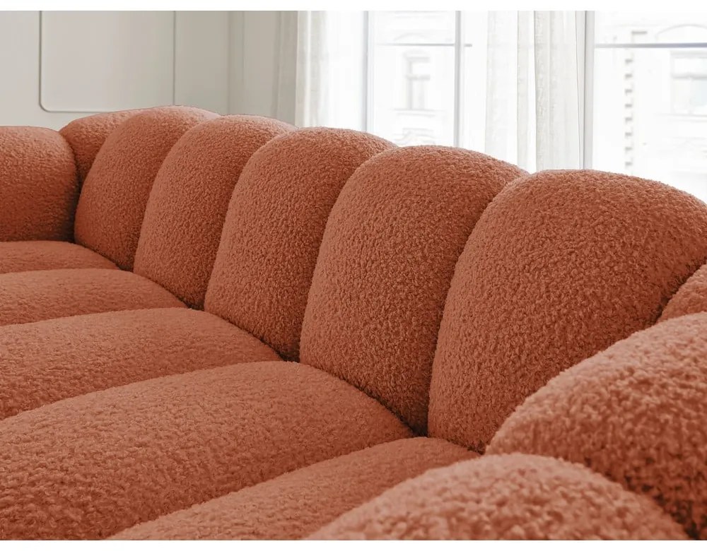 Ceglasta sofa z materiału bouclé 232 cm Hippolyte – Bobochic Paris