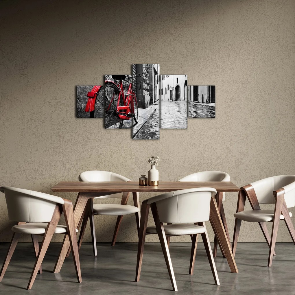 Obraz czerwonego roweru na brukowanej uliczce (125x70 cm)