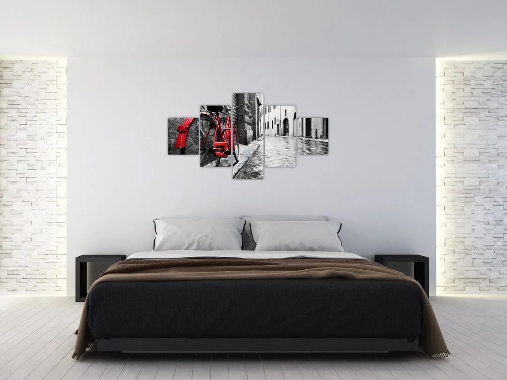 Obraz czerwonego roweru na brukowanej uliczce (125x70 cm)