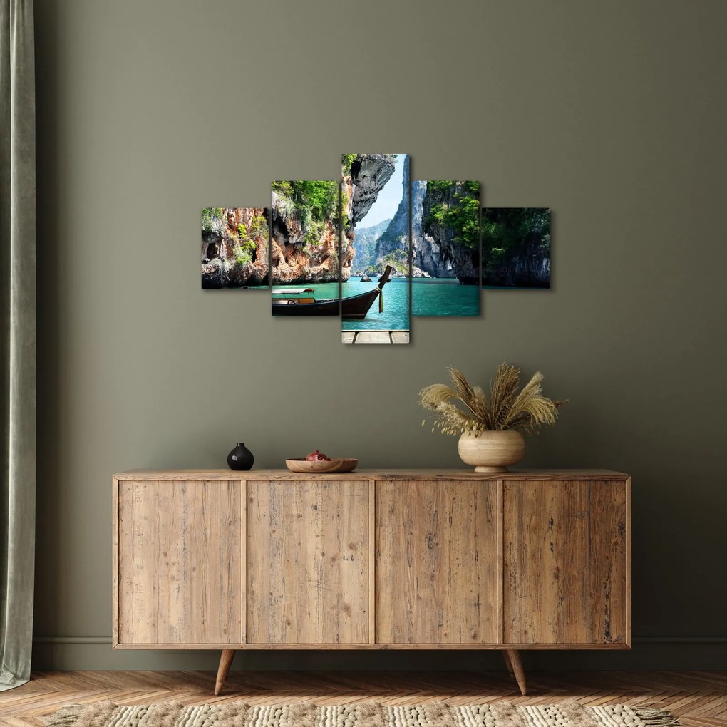 Obraz - Wodny śródziemnomorski krajobraz z łodzią (125x70 cm)