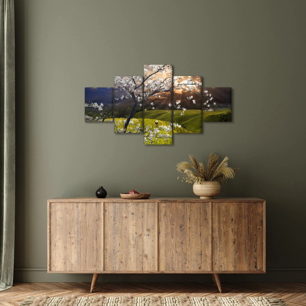 Obraz - Kwitnące drzewo w krajobrazie (125x70 cm)