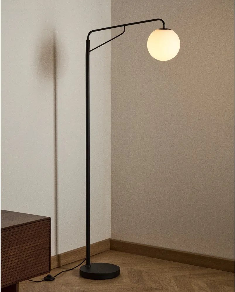 Biało-czarna lampa stojąca ze szklanym kloszem (wysokość 164 cm) Eilo – Kave Home