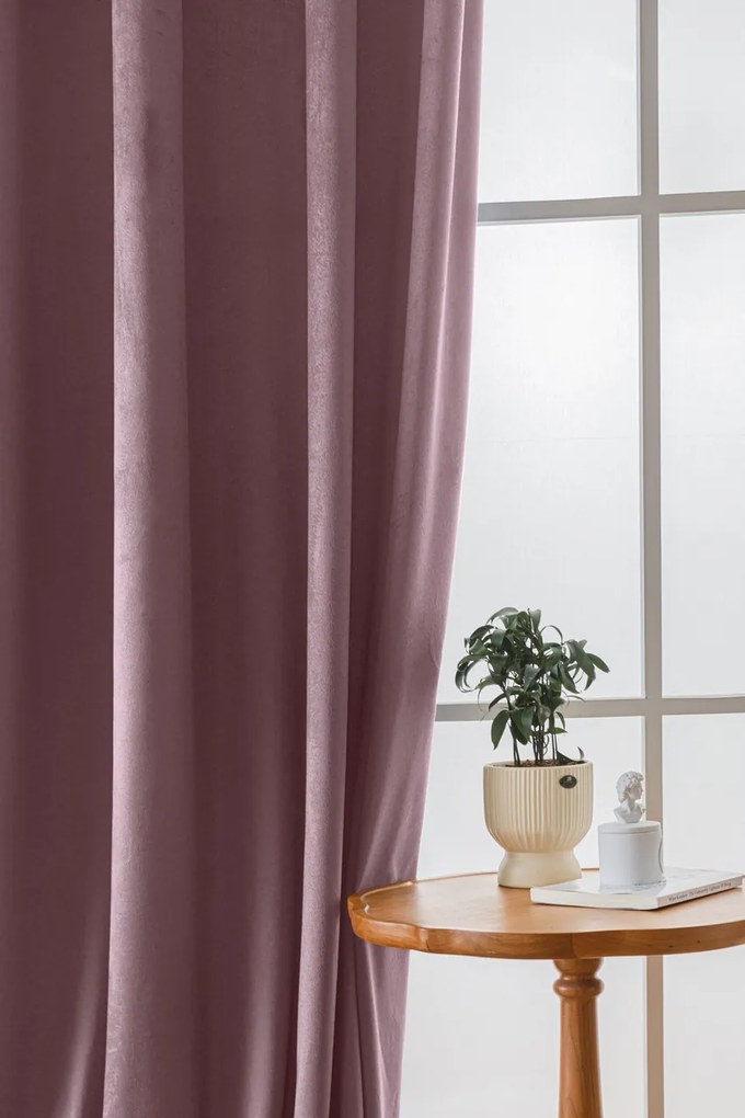 Jasnofioletowa zaciemniająca zasłona VELVET 140x250 cm Zawieszanie: Taśma z wiązaniami