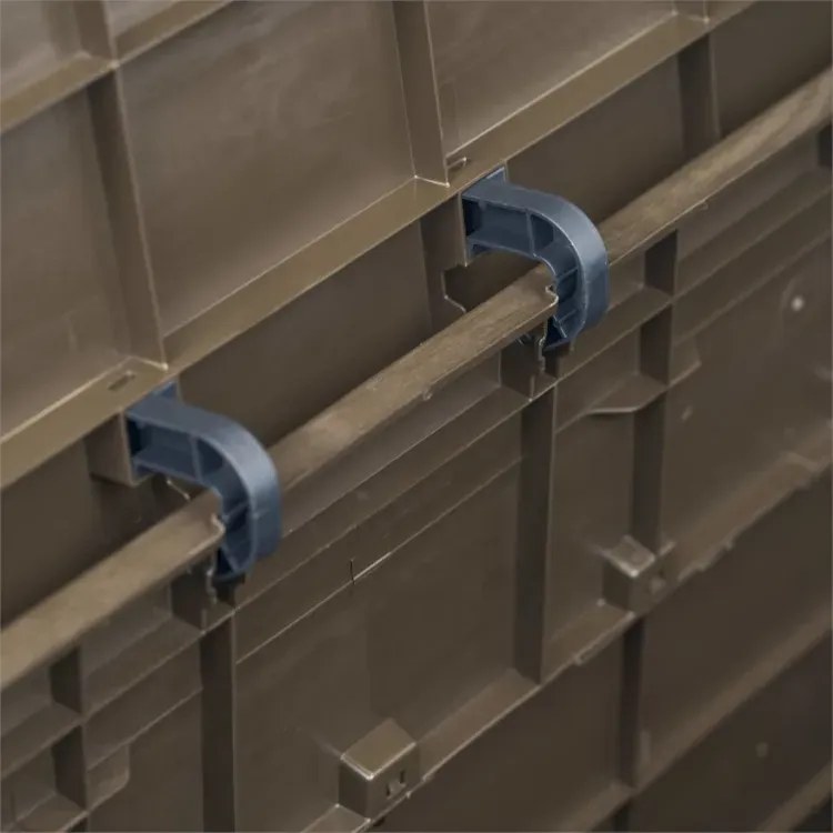 Brązowa pojemna skrzynia do ogrodu M8-R07