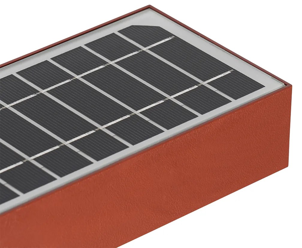 Lampa ścienna zewnętrzna czerwona ze światłem ściemnianym i czujnikiem na solar - Kayo