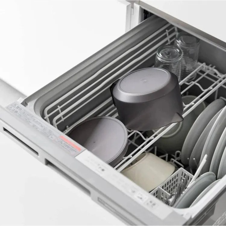 Czarny plastikowy dzbanek do herbaty z sitkiem 600 ml Tower – YAMAZAKI