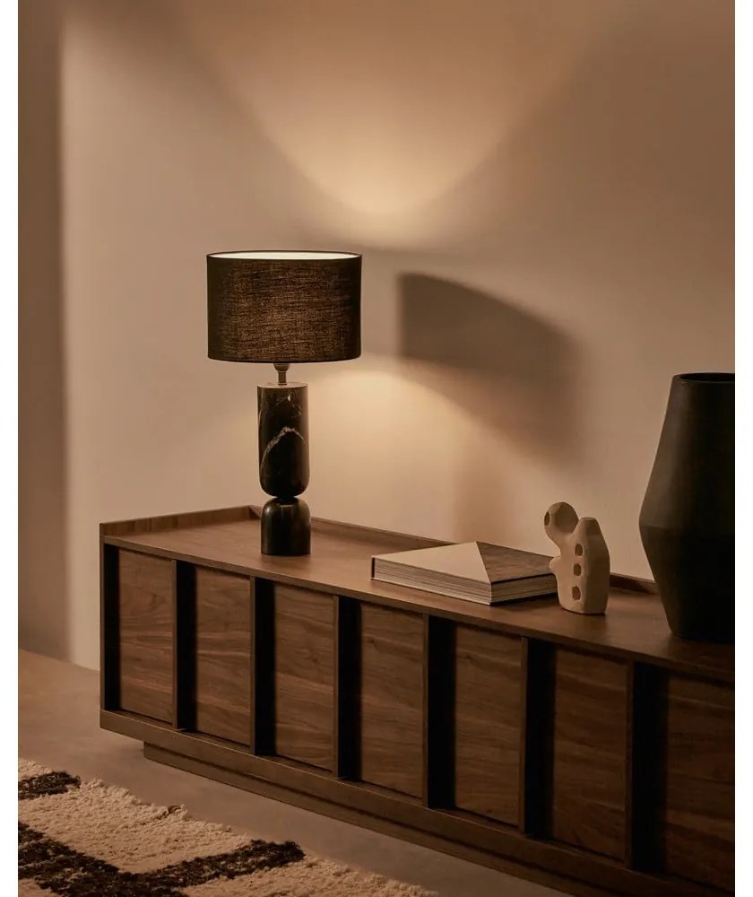 Czarna marmurowa lampa stołowa z tekstylnym kloszem (wysokość 57 cm) Vex – Kave Home
