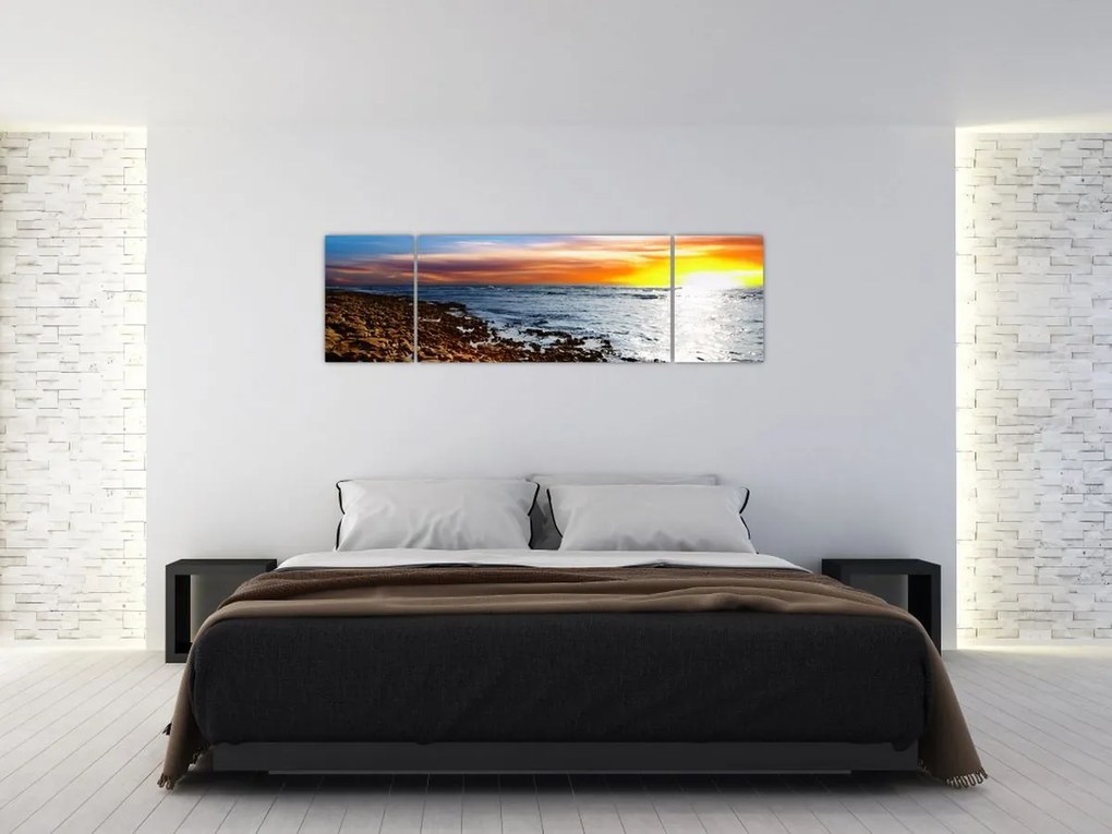 Obraz - Mewa lecąca nad wybrzeżem (170x50 cm)