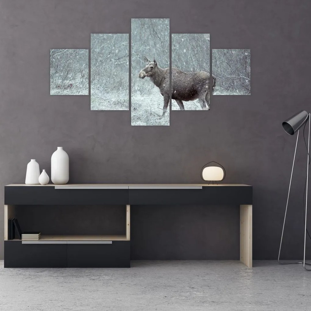 Obraz - Łoś w śnieżnym lesie (125x70 cm)