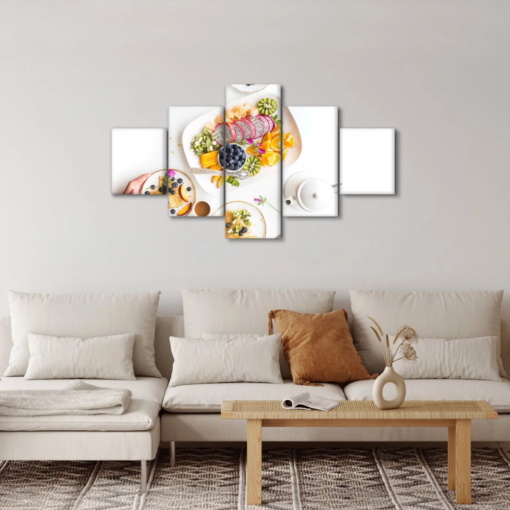Obraz talerzy z owocami na stole (125x70 cm)