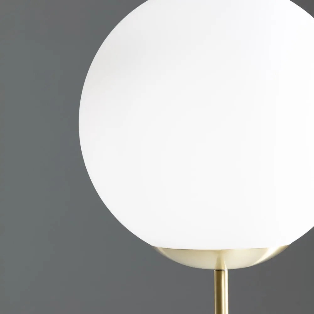 Lampa stojąca w kolorze złota ze szklanym kloszem (wys. 150 cm) Mahala – Kave Home