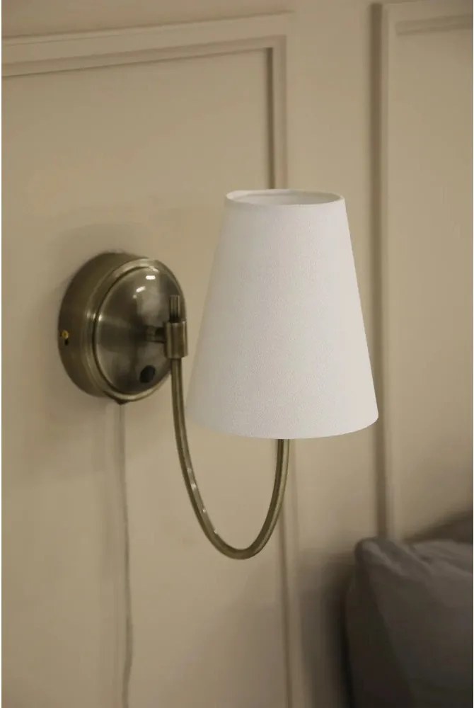 Kinkiet do kontaktu w biało-mosiężnym kolorze Amar – Markslöjd