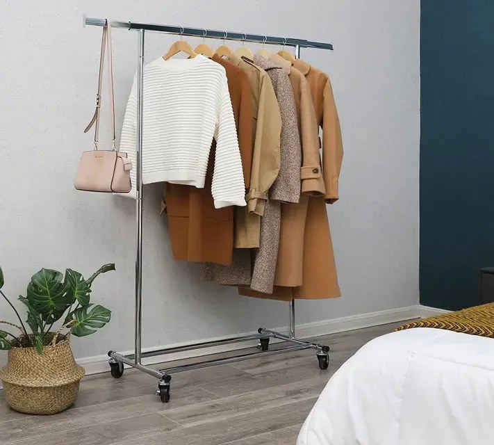 Metalowy wieszak na 4 kółkach do garderoby S7-B04