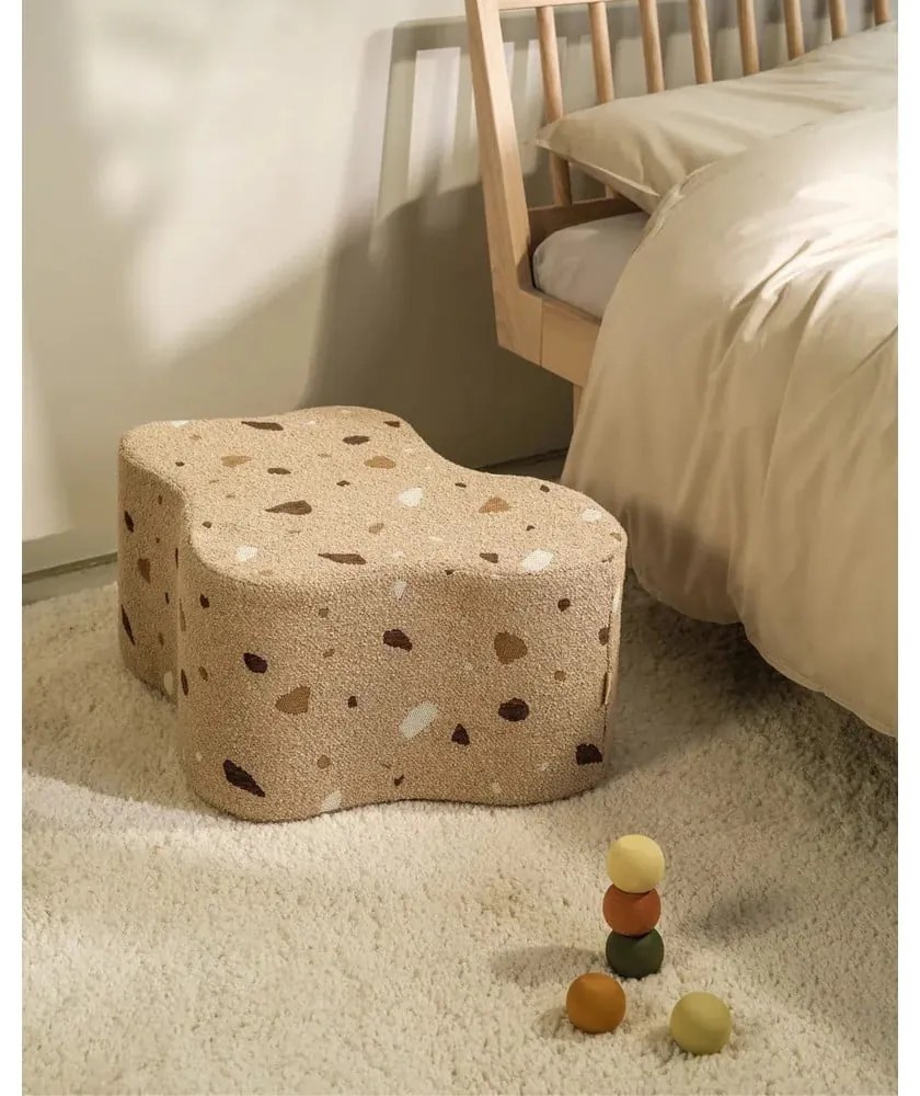 Jasnobrązowy puf dziecięcy z materiału bouclé/z tkaniny szenilowej Terrazzo Cloud – Wigiwama